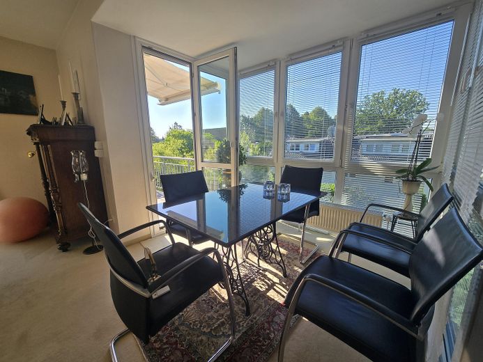 Appartement lumineux de 2 pièces à l’étage avec grand balcon et place de parking en sous-sol – Photo 2