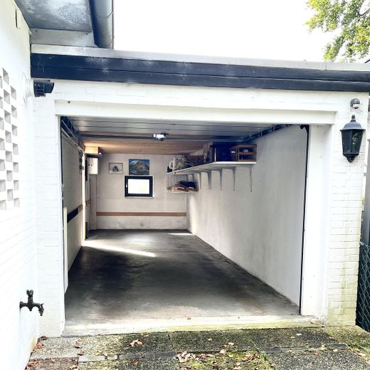 Viel Raum für Ihr Leben – Garage mit elektr. Tor