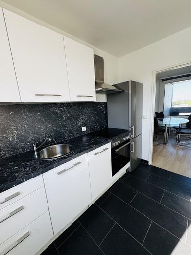 Bright & immediately available, close to the clinic, well-located 2.5-room apartment – Einbau Küche 