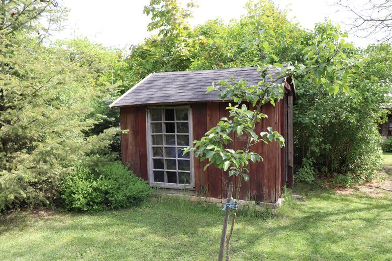 Charming country house with living basement, large garden, workshop, two verandas, hobby stable – Hühnerstall