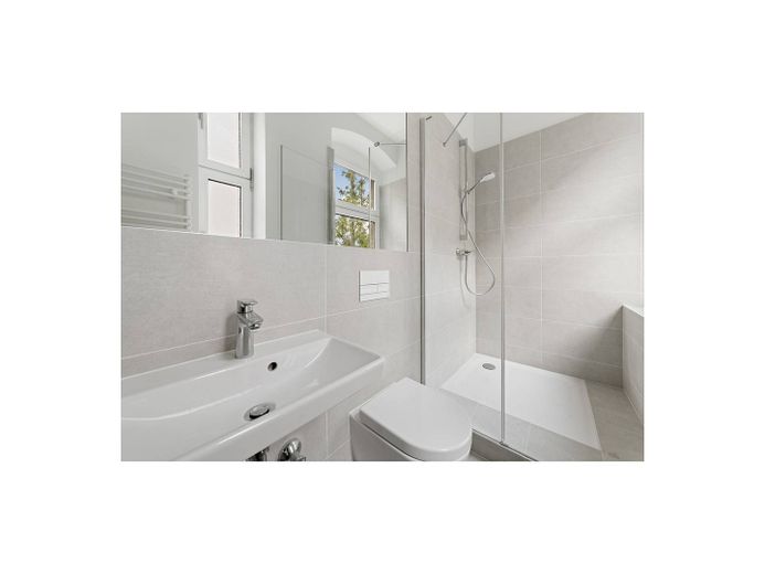 ++Le charme de l'ancien qui séduit : appartement soigné de 2 pièces avec salle de bains baignée de lumière naturelle & cuisine équipée++ – Ansicht II: Badezimmer
