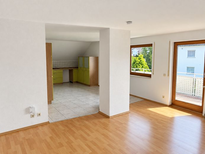 Tanto spazio su 96 m²: appartamento al piano superiore con 4 locali, balcone, cucina componibile e garage – offener Wohn-, Ess- und Kochbe