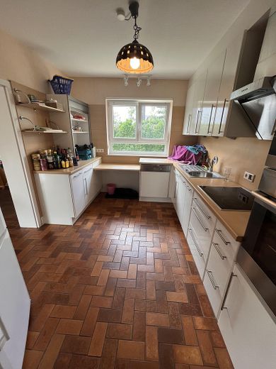 Große 3,5-Zimmer-Wohnung mit Gartennutzung in Messel – Küche