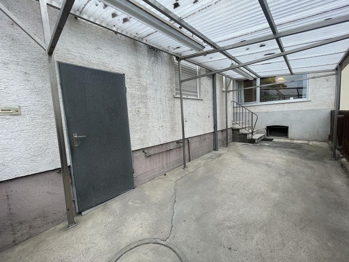 Il vostro angolo di Rheindürkheim – con cortile, carport e riscaldamento nuovo – Hof mit Carport Ansicht 2 