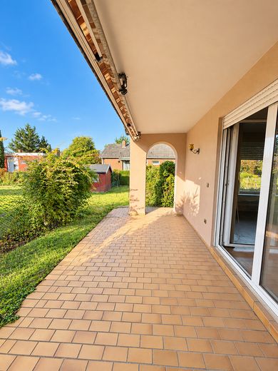 Bungalow indipendente su 669 m² · posizione ai margini del ruscello e dei campi · potenziale eccezionale! – IST Zustand Terrasse