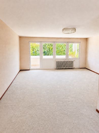 Abitare spaziosamente. Affacciarsi sul verde! 3,5 locali 102 m² Fellbach-Schmiden incluso posto auto in garage sotterraneo – Wohnzimmer leer
