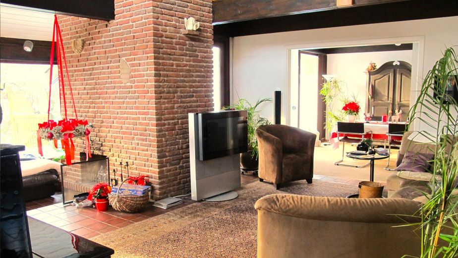 Een bijzonder huis met uitzonderlijke architectuur van particulier / zonder courtage – Wohnzimmer möbliert
