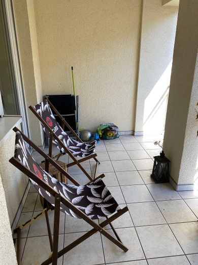 2 Zimmerwohnung in Stadtmitte, mit Loggiabalkon, Aufzug, Einbauküche, neu zu vermieten – Balkon