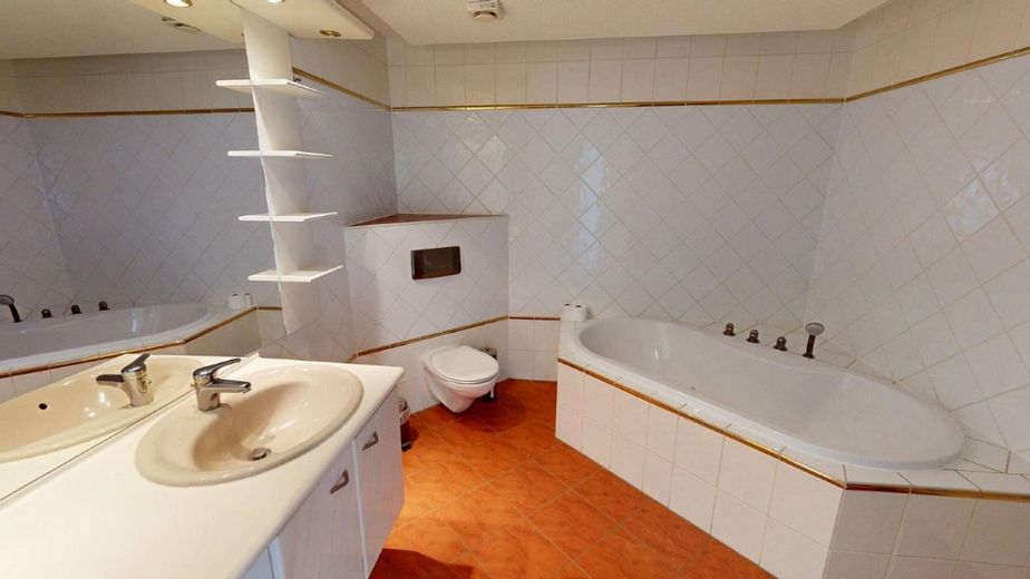 Exklusive Maisonette-Wohnung mit großer Dachterrasse – Badezimmer unten