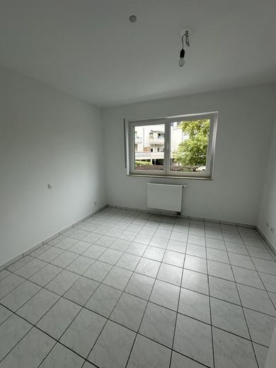 Modernized 3-room ground-floor apartment with garden, terrace and two parking spaces – Schlafzimmer zum Fenster
