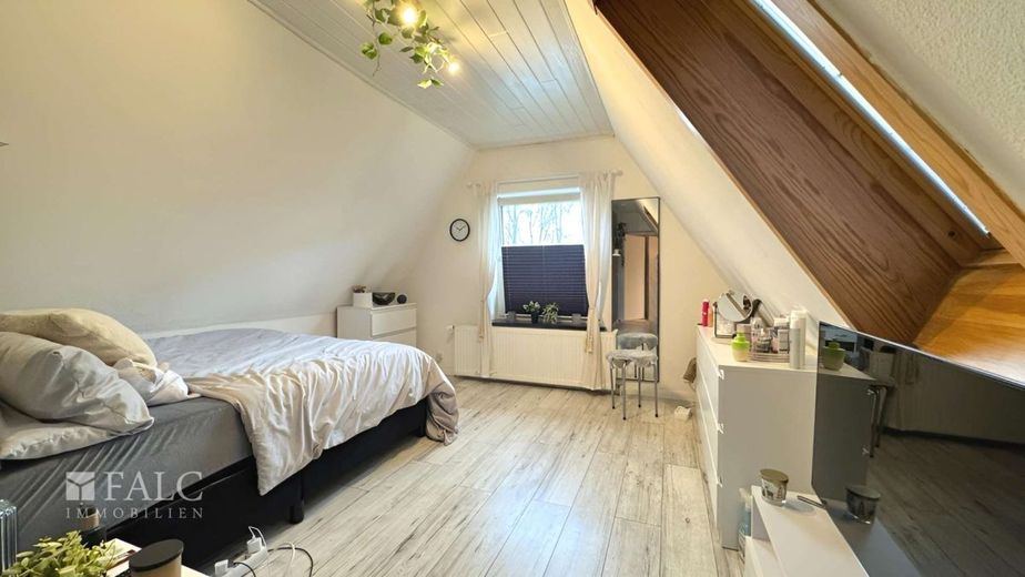 ***Großzügiges Wohnen auf drei Etagen mit Kamin, Balkon und separater Einliegerwohnung*** – Zimmer II OG