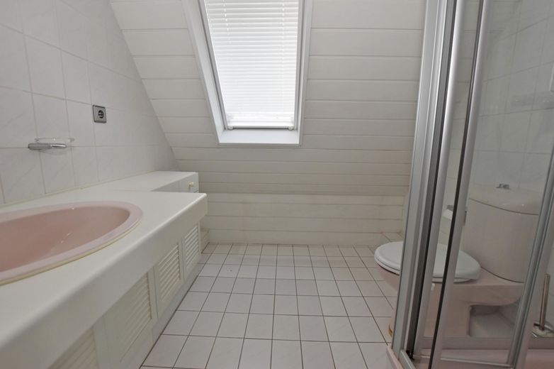 1.296 m² arsa – Tek ailelik ev veya 2 konut birimli ikiz ev mümkün – Bad DG