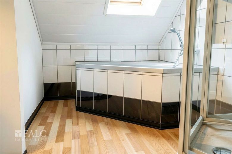 Attraktive Mehrgenerationen- oder Kapitalanlageimmobilie – Badezimmer DG