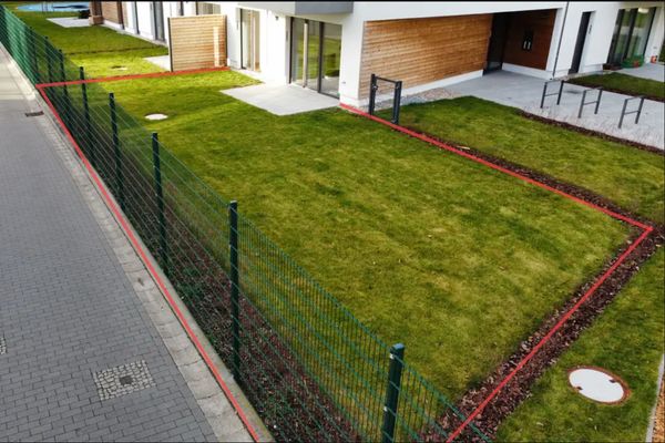 Стильна 2-кімнатна квартира на першому поверсі з садом площею приблизно 140 м² та вбудованою кухнею (новобудова)