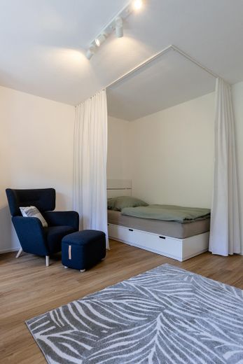 Umeblowany pokój na czas określony w mieszkaniu współdzielonym przez osoby pracujące – Zimmer Wohn- und Schlafbereich