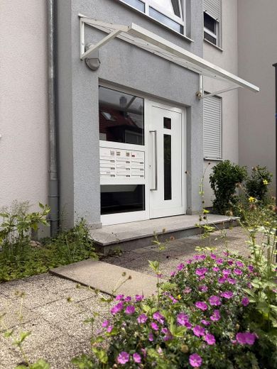 Provisionsfrei: Maisonette mit Hausgefühl, Südbalkon und 2 Tageslichtbädern inkl einem TG-Stellplatz – Eingang