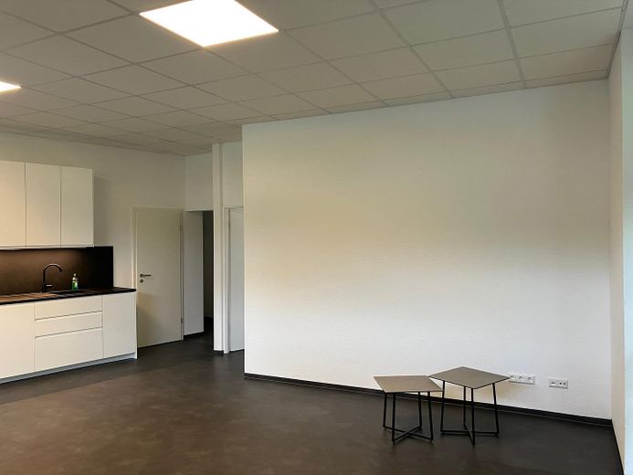 Kernsaniert und barrierefrei - 2,5-Zimmer-Wohnung mit top Anbindung – Wohn- und Esszimmer