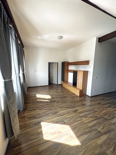Straubing yakınlarında 11 konut birimli apartman – tamamen kiralanmış ve komisyonsuz – Wohnbeispiel - Wohnzimmer
