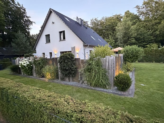 Neuwertiges bezugsfertiges Haus – Foto 1