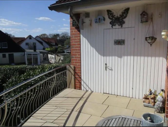 3-Zi.Wohnung im DG mit Balkon, Atelierzimmer, kl. Garten, Gartenhaus u. Garage im 4.Fam. Haus – 12qm Balkon in SW-Lage