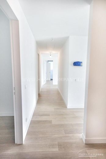 Sachsenhausen 8065917 – Zabytek Henninger Turm, gdy mieszkanie staje się przeżyciem! – 9387a5099fb472ed8df0104cdbb2cfa77d91051a.jpg