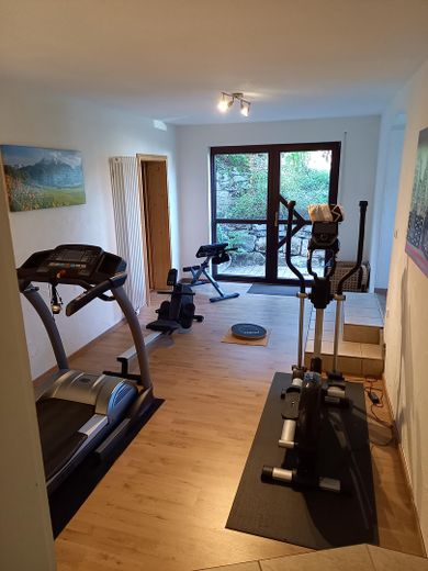 Großzügiges Wohnen im gepflegten Landhaus (nähe Golfplatz/Waldrand) PROVISIONSFREI – Raum 2 Fitness UG