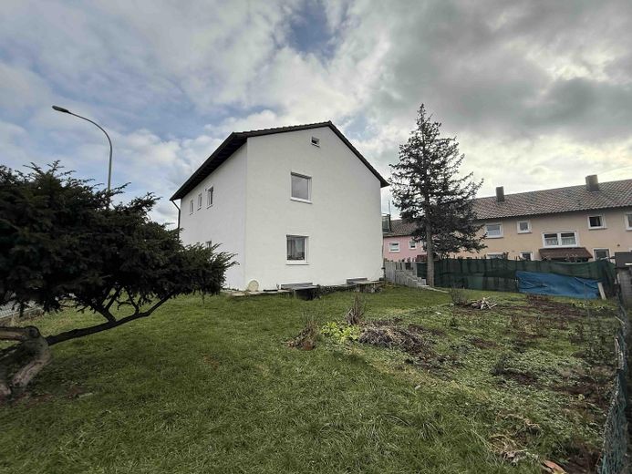 Multi-family house with large lot (3 units), ideal as a multi-generational home, for owner-occupiers or as an investment property – Außenansicht großer Garten
