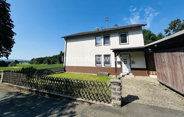 ***Zweifamilienhaus mit atemberaubendem Weitblick ins Grüne - Ländliche Idylle bei Münchberg*** – Eingang Front 2