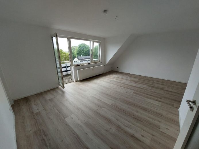 Appartamento mansardato di 1 stanza con balcone esposto a sud a Erkrath-Unterfeldhaus – Wohnraum