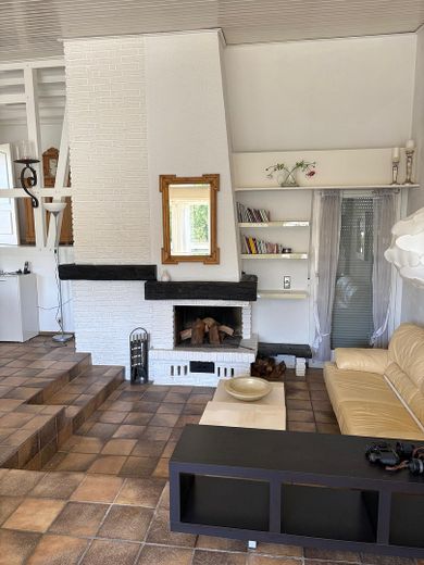 Großzügiges Architektenhaus mit Einliegerwohnung auf traumhaft angelegtem Grundstück – Blick in die Kaminecke