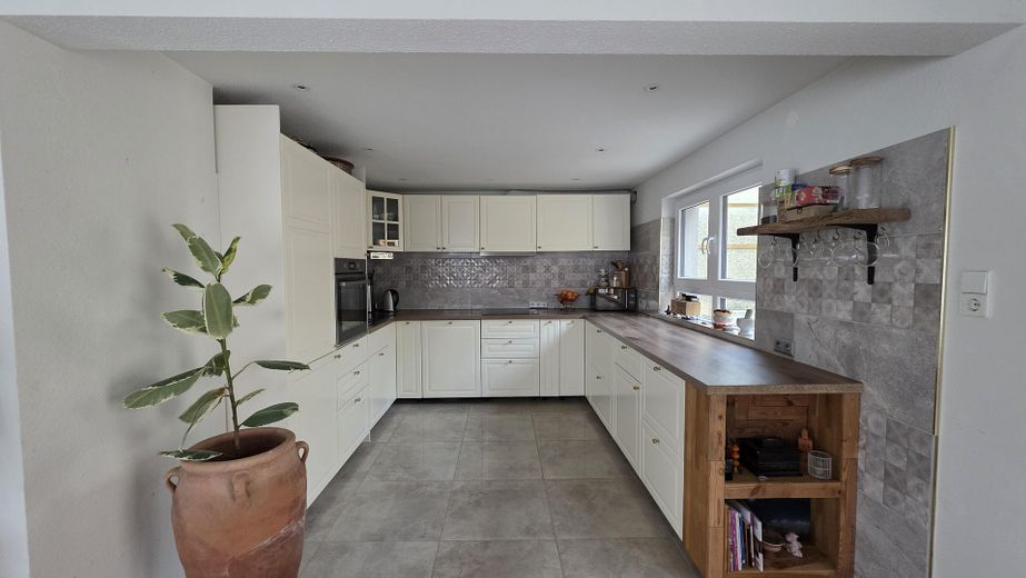 Einfamilienhaus mit Garten in ruhiger Wohnlage – Einbauküche