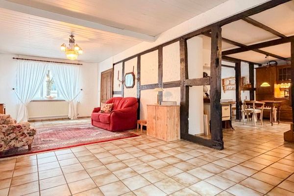 Casa a graticcio unica con altezze dei soffitti eccezionali e idilliaco cortile interno