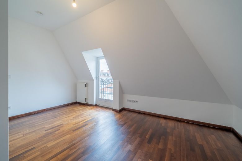 Moderne Dachterrassen-Maisonette-Wohnung mit denkmalgeschütztem Altbauflair – Kinderzimmer mit Balkon (leer)