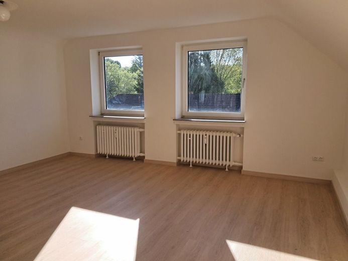 3-Zimmer-Mietwohnung in Holzminden/Neuhaus zu vermieten - Komplett renoviert/teilsaniert in 2025 – Wohnzimmer