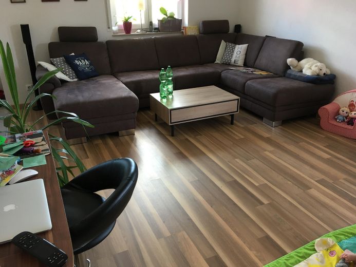 Appartement moderne de 3 pièces avec prestations haut de gamme, balcon et deux carports – Wohnzimmer_1