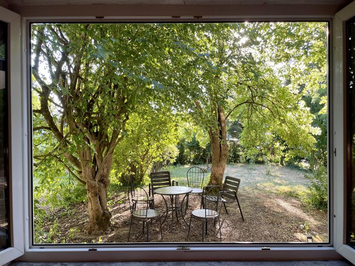 Im Grünen und doch mittendrin – charmante Doppelhaushälfte mit parkartigem Garten in Staufen – Blick aus Zimmer 2 / EG