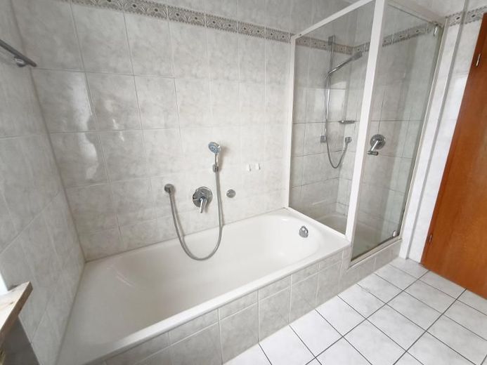 3 Zi. Wohnung (Nr. 6) im DG (2. OG) mit Balkon und Garage – Bad mit Badewanne und Dusche Bild 2