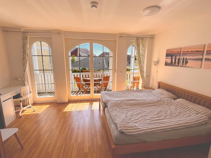 Schlafzimmer mit Balkon im OG