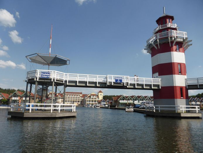 Ferienhaus mit eigenem Bootssteg im Hafendorf Rheinsberg – Brücke am Leuchtturm