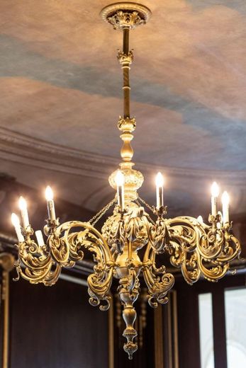 Ikone historischer Wohnkultur - Exklusive Fabrikantenvilla mit unvergleichlichem Charakter – Kronleuchter Wohnzimmer EG