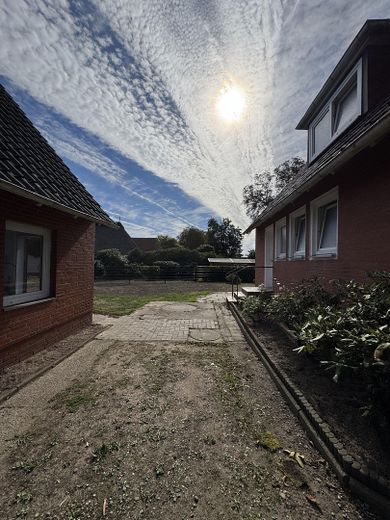 Hausrückseite mit Nebengebäude