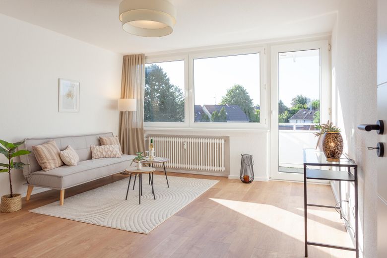 Abitare nella valle dell’Hexbach: trilocale ristrutturato con balcone esposto a sud e ascensore – Wohnzimmer mit Balkonzugang