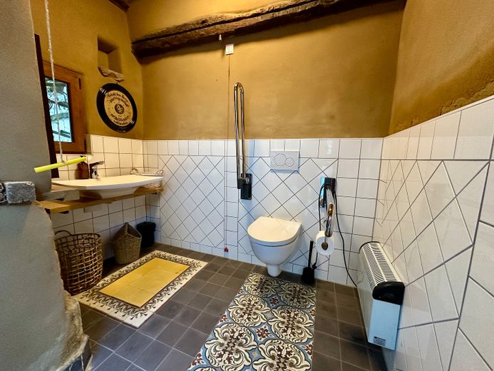 Accogliente caffè di paese cerca un gestore cordiale – Behinderten WC