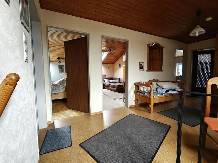 Maison mitoyenne bien entretenue en emplacement central – Flur OG