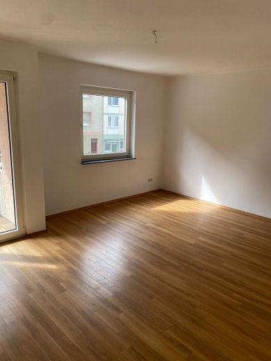 Neustadt ile Zollhafen arasında balkonlu, cazip 3 odalı daire – Wohnzimmer