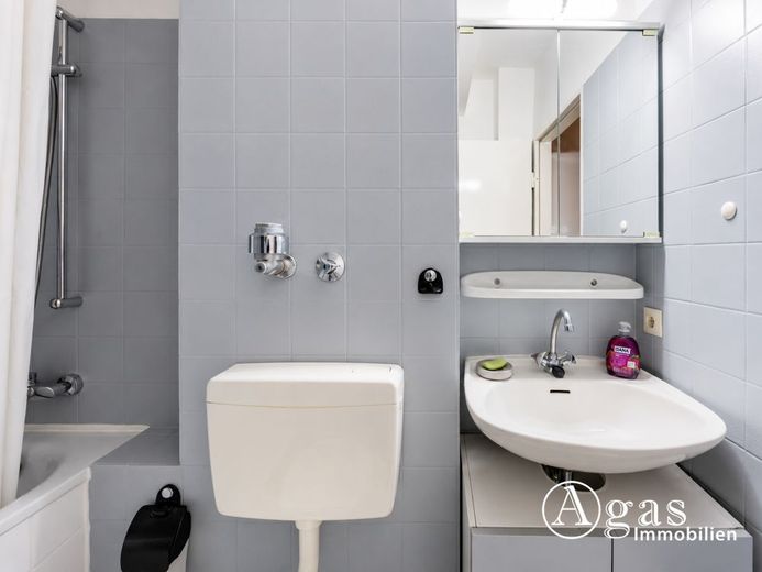 Appartamento tranquillo e libero di 1 stanza con balcone a Wilmersdorf in vendita – Badezimmer Ansicht 2