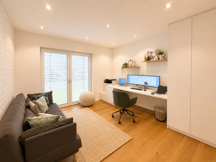 Architect’s villa 2023 | 323 m² | Kinzigtal view | Sauna & fireplace | A+ | Frankfurt 35 min – Büro