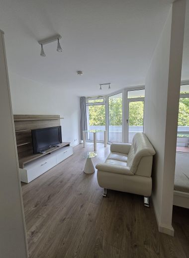 Schöner Wohnen, provisionsfreie/möblierte 1,5 Z-Whg.,2.OG, Lift, TG, 10 Min. U3, 5 % Rendite möglich – Wohnbereich
