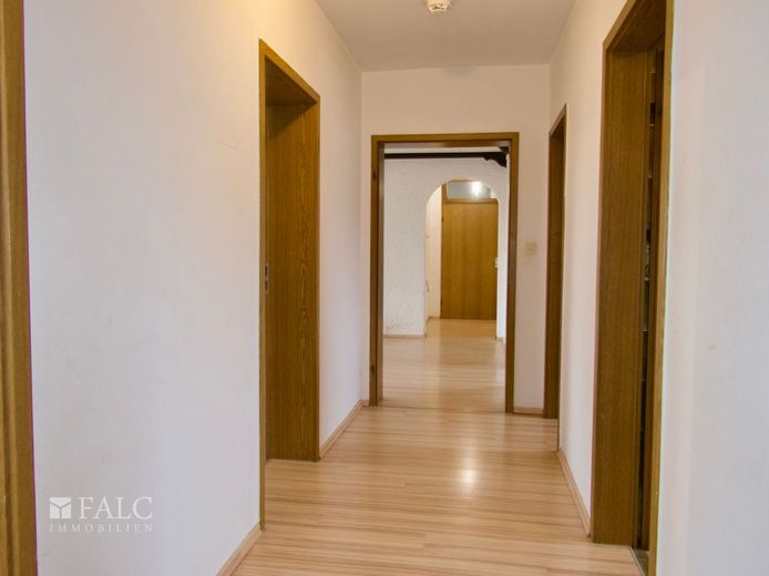 Einfach Mehr: Bungalow mit ELW. Garage, Süd-Loggia-Terrasse. Wohnreserve. Ruhige Wohnlage. Frei. – EG: Flur