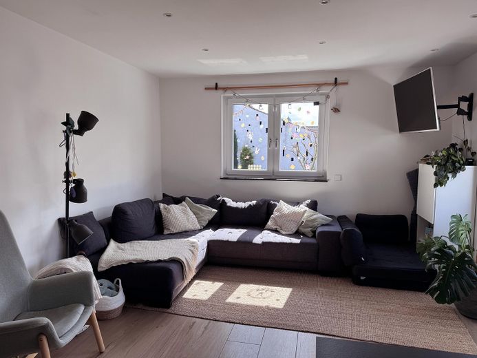 Vertragsfreie 4-Zimmer-Neubauwohnung mit TG-Stellplatz und großem Balkon in ruhiger Lage – Wohnzimmer